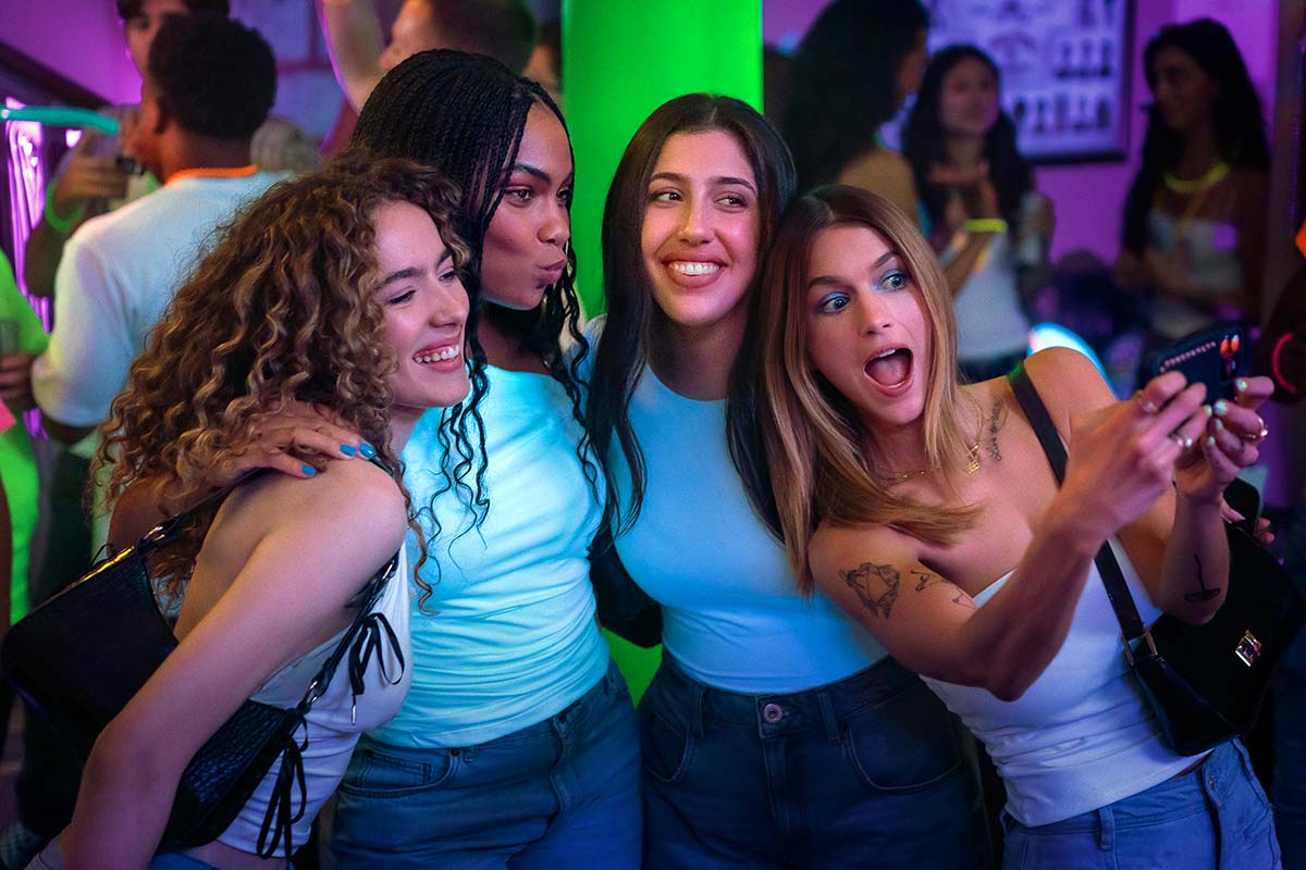 Roommates (Netflix) 8