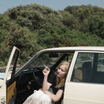 Nachdenklich sitzt Ingeborg Bachmann (Sandra Hüller) in ihrem Auto auf einem Parkplatz am Meer.